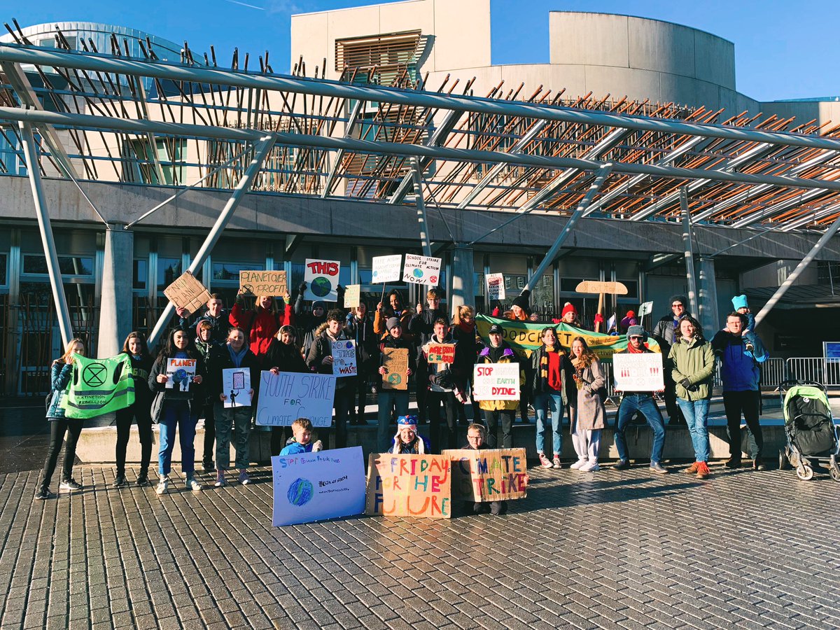 ScotlandXr's tweet photo. Edinburgh kids are out here! Numbers are growing. They are here for their future! #ClimateStrike #FridayForFuture #GretaThunberg #extinctionrebellion #RebelForLife https://t.co/pnO2eFbdJn
