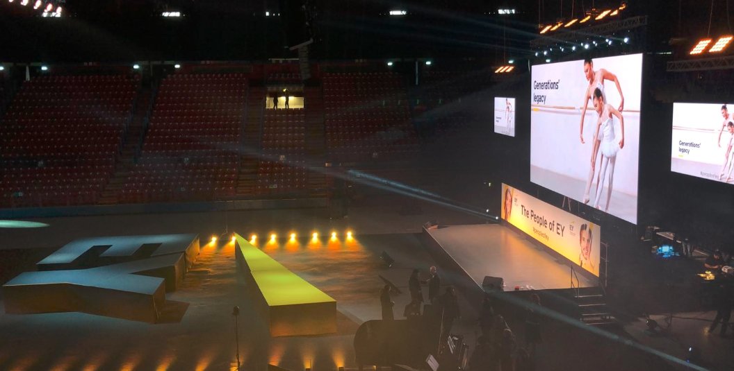 EY_Italy's tweet photo. #PeopleofEY ci siamo, pronti a partire in diretta dal @MediolanumForum! Seguiteci in streaming a partire dalle ore 12.30 sul nostro canale @Natlive2: https://t.co/Yxqn20ouEy https://t.co/d5DWAaWsMO