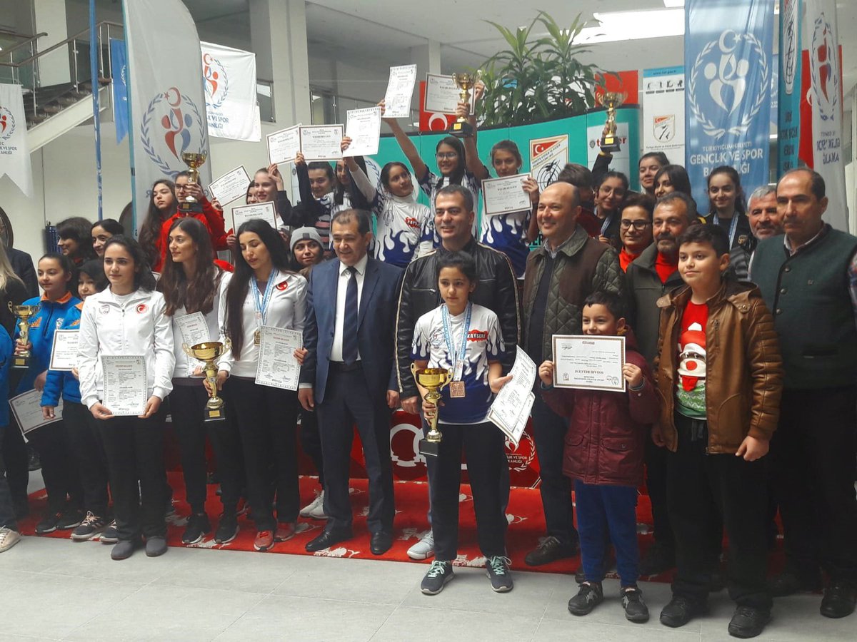 Altunbas_As's tweet photo. Trap &amp; Skeet Gençler Gelişim Kampı’nda gerçekleştirilen yarışmalarda derece yapan sporcularımıza madalyaları Yönetim Kurulu Başkanımız Sayın Fatih Altunbaş’ın katılımıyla takdim edildi. @FatihAltunbash #altunbaş #turaç #trap #skeet #cleangun #cleanshot #sterling #aticilik #kaiser https://t.co/POLWlPN3wT