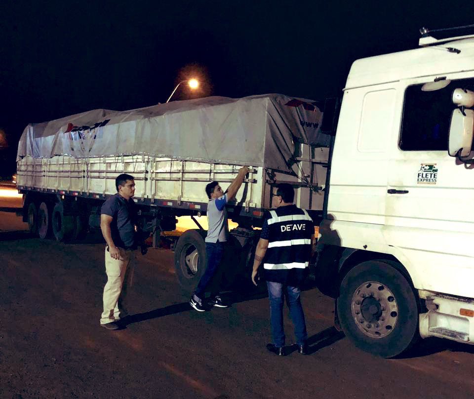MaritoAbdo's tweet photo. Más de 20 mil kilos de tomates que ingresaron del Brasil de forma ilegal se incautaron en Ciudad del Este. Estamos comprometidos en combatir el contrabando y proteger la producción nacional. Felicitaciones al equipo! https://t.co/d1ELvd9UAL