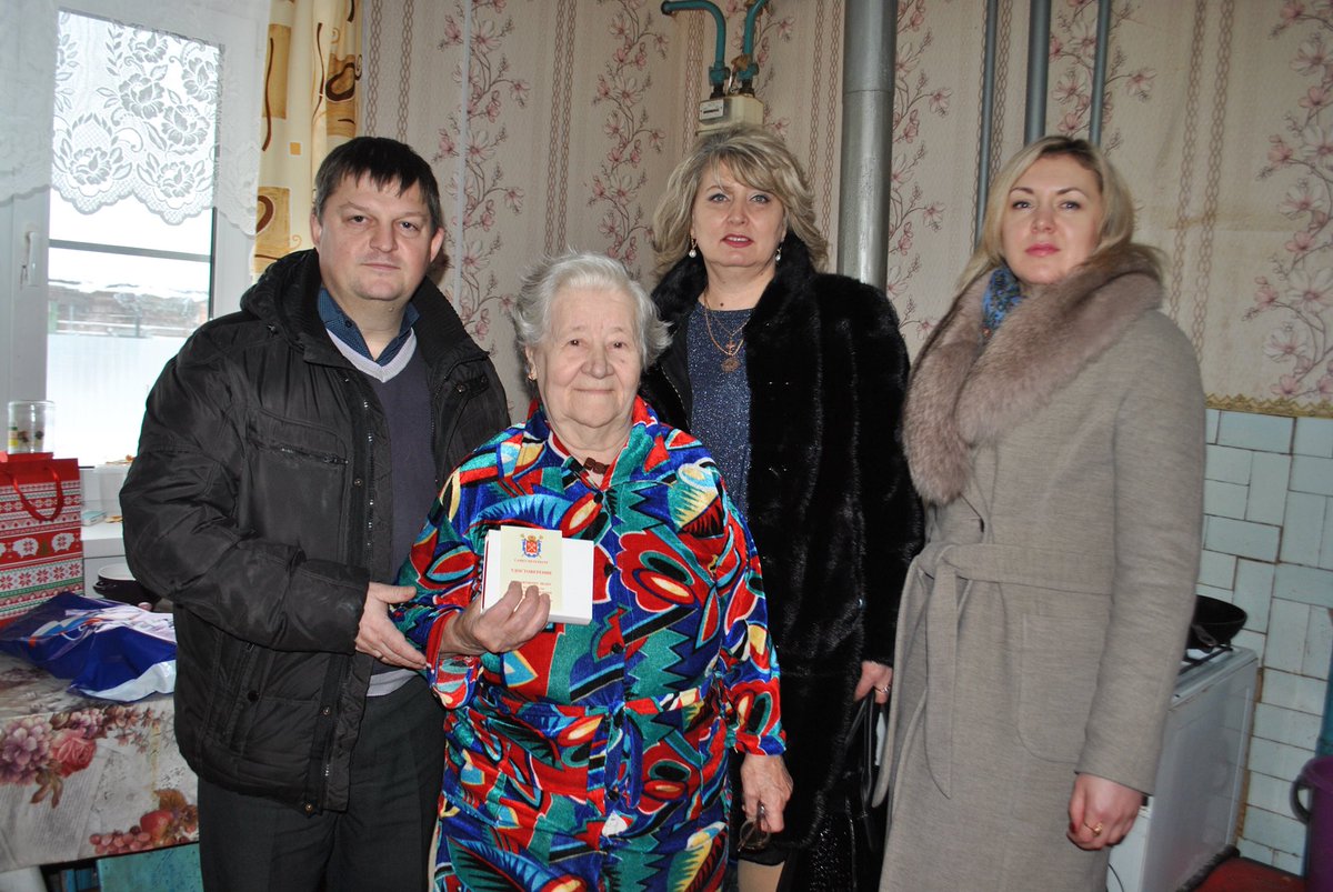 Жительниц Вичугского р-на сегодня навестила Секретарь МО Партии #ЕР37 И.В.Бухова совместно с замест.Главы Вичугского р-на Р.В.Гороховым и Главами поселений.Вручили памятные знаки «В честь75-летия полного освобождения Ленинграда от фашистской блокады"и подарки #ИсторическаяПамять