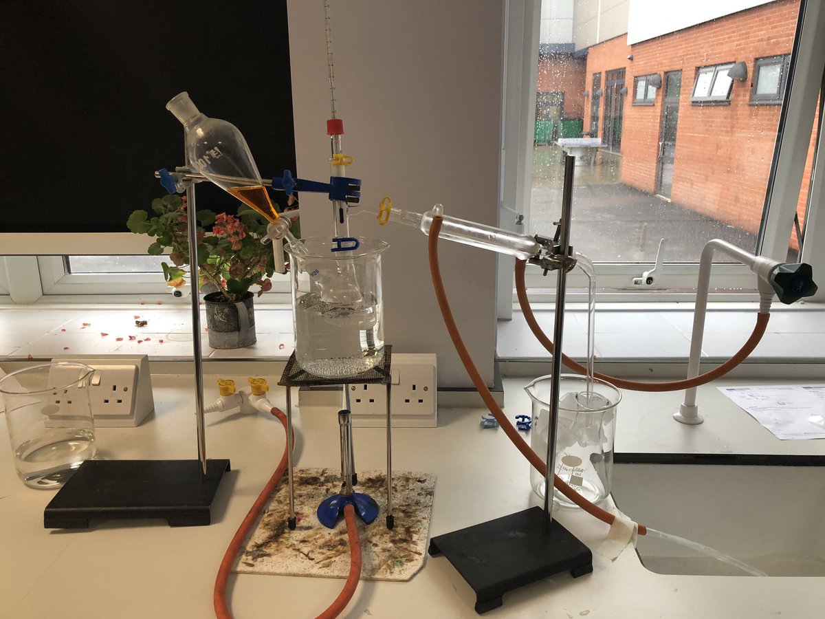 srrcc_science's tweet photo. Learning how to set up distillation... making anldehydes#investigators#chemists#gettingthedesiredresults https://t.co/Lmtx2sQrPU