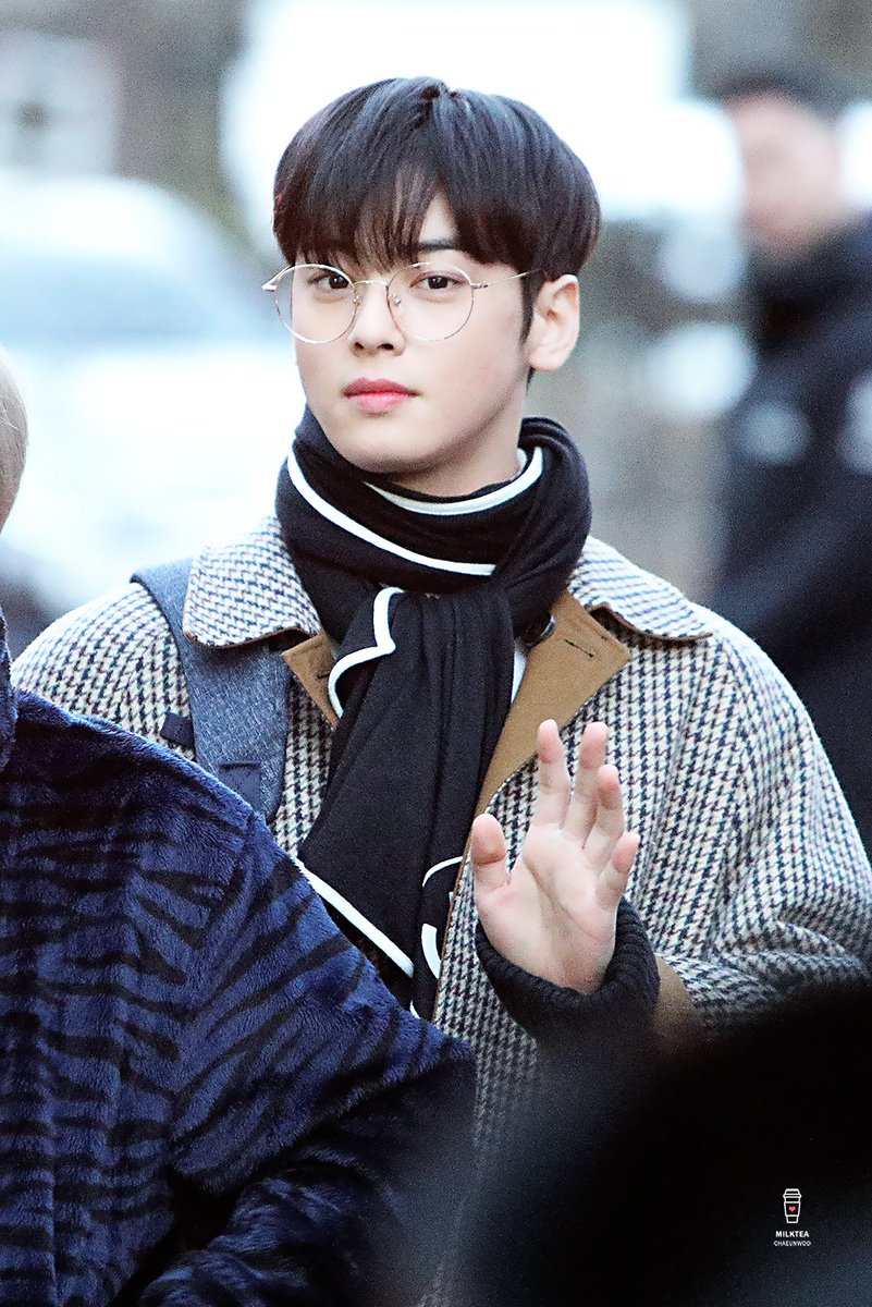 0330milktea's tweet photo. 190201 #아스트로 #ASTRO @offclASTRO #AllNight #AllLight #전화해 #차은우 #チャウヌ #차밤비 #chabambi #겨울은우 #차은우의밀크티 
오늘 착장 완전 귀여운데 안경에 부은 것까지 너무 귀여워♥️♥️♥️ https://t.co/xwOaOrmR5U