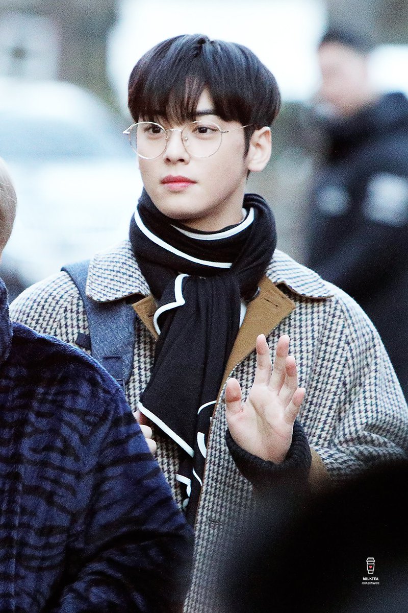 0330milktea's tweet photo. 190201 #아스트로 #ASTRO @offclASTRO #AllNight #AllLight #전화해 #차은우 #チャウヌ #차밤비 #chabambi #겨울은우 #차은우의밀크티 
오늘 착장 완전 귀여운데 안경에 부은 것까지 너무 귀여워♥️♥️♥️ https://t.co/xwOaOrmR5U