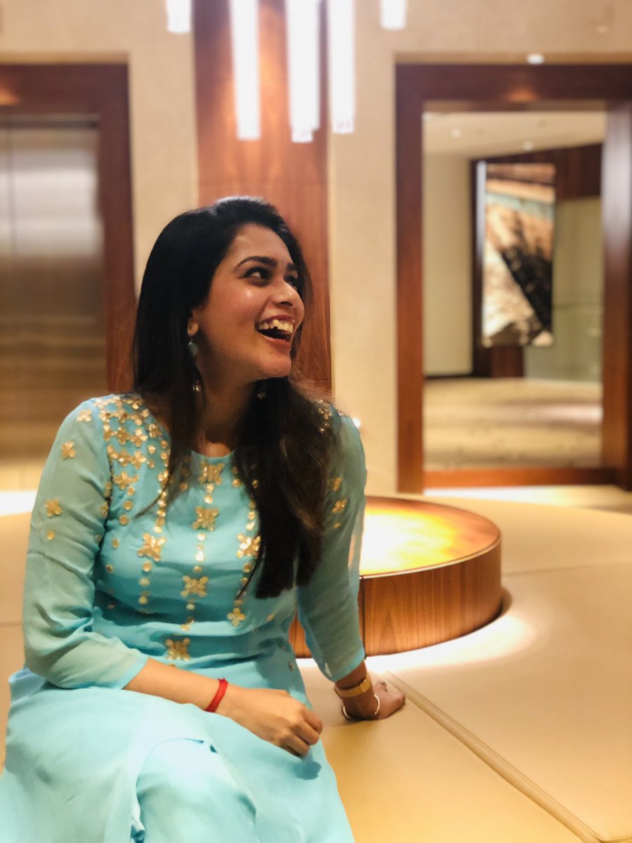 KikiVijay's tweet image. #Eventtime #Dubai #PowderblueNSilver ❄️
📸 @imKBRshanthnu