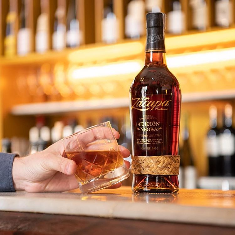 WorldClassSpain's tweet image. Inspirado en los rituales mayas, la Edición Negra de @ronzacapaes es perfecta para degustar solo y disfrutar de sus notas de sabor ahumado, combinadas con chocolate y frutos secos. Un ron denso y bien equilibrado. #RonZacapa #WorldClassSpain #WorldClassDrinks