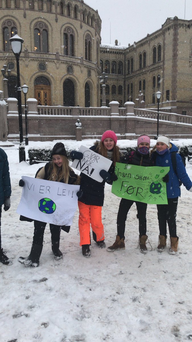sirinstav's tweet image. #Skolestreikforklimaet har nådd Norge 😍 Elever ved 6. klasse på Tåsen skole streiket i dag 3 timer foran Stortinget 💚💪🏼 @GretaThunberg har satt i gang en global folkebevegelse blant de som skal arve 🌍 vår. På tide å handle.