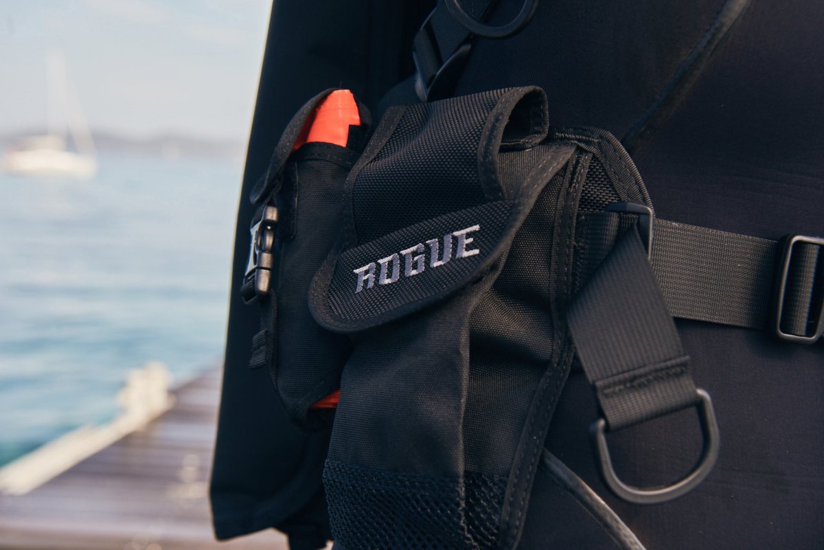 Aqualung_Spain's tweet photo. ¿A ver quién sabe decirnos si el Rogue, es un chaleco o un ala? Y la diferencia que hay entre ambos....
#Aqualungespaña #Aqlesp #chalecodeflotabilidad #chalecodebuceo #aladeflotabilidad #ala https://t.co/PL73ukufzP