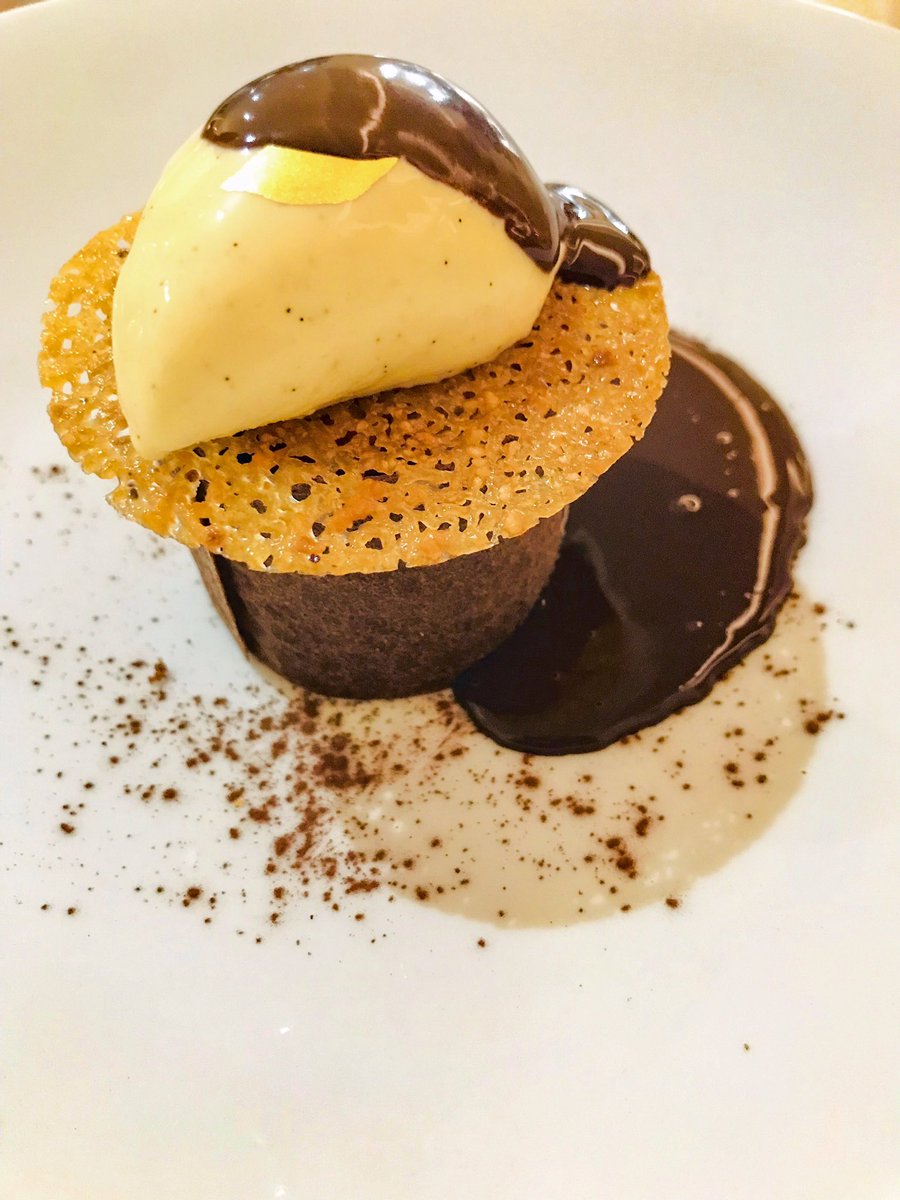 JPVoyageur's tweet photo. A #LOrQIdee ,table récemment étoilée au @guideMichelinFR 2019 qu’elle a ouverte en 2017,la Chef #NaoelleDHainaut propose,dans un cadre à la fois cosy & contemporain, une exquise cuisine où terroirs d’ici et d’ailleurs se mêlent avec élégance.Un voyage des papilles que j’ai adoré https://t.co/qHf86qZVUn