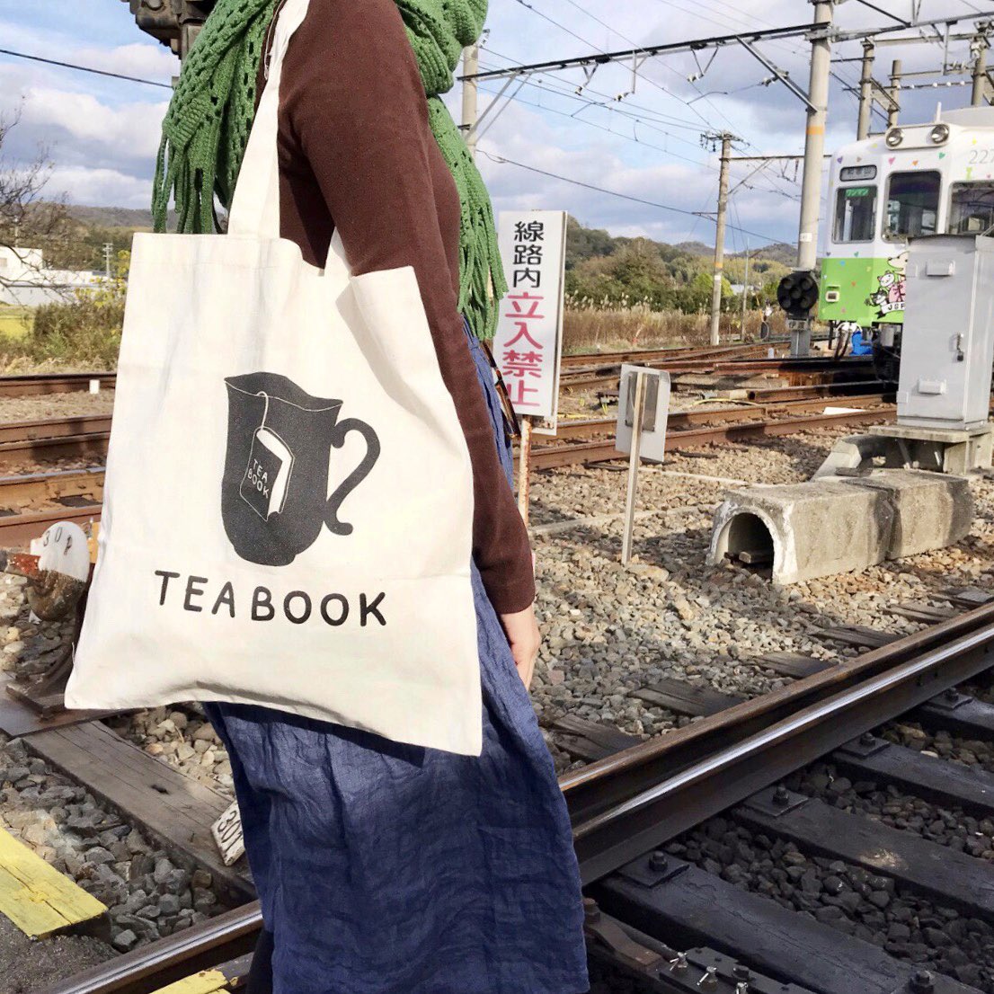 teabookshop's tweet photo. ยังมีหนังสือมือสองน่าอ่านรอขายอีกหลายสิบเล่มเลยค่ะ ขออนุญาตเ���ิ่มขายใหม่อีกที���รุ่งนี้ตั้งแต่ 10 โมงเช้าเป็นต้นไป
ขอบคุณทุกคนที่อุดหนุน #teabooksale วันแรกอย่างอบอุ่นนะคะ ยังมีเวลาให้เลือกซื้อหนังสือดีๆ อีก 4 วันค่ะ 😀
#teabook
#อ่านหนังสือก็เหมือนกับดื่มชา https://t.co/xLYSnF3fCm