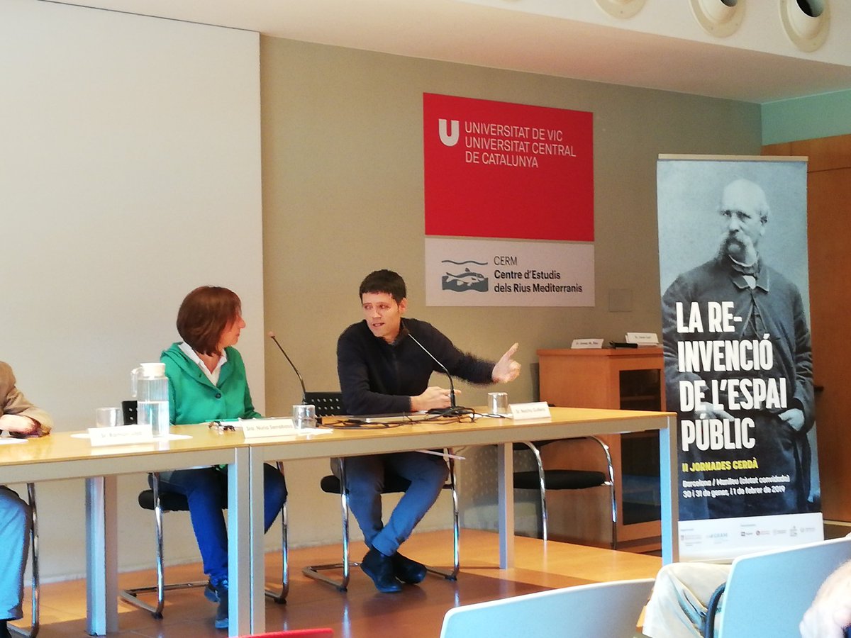 Seguim amb la taula rodona, amb els tres ponents d'aquest matí: Xabier Eizaguirre, Ramon Sitjà i Nacho Guilera. L'espai públic i l'urbanisme de les ciutats mitjanes, a debat #EspaiPúblic #Manlleu #JornadesCerdà <a href="/museudelter/">Museu del Ter</a>