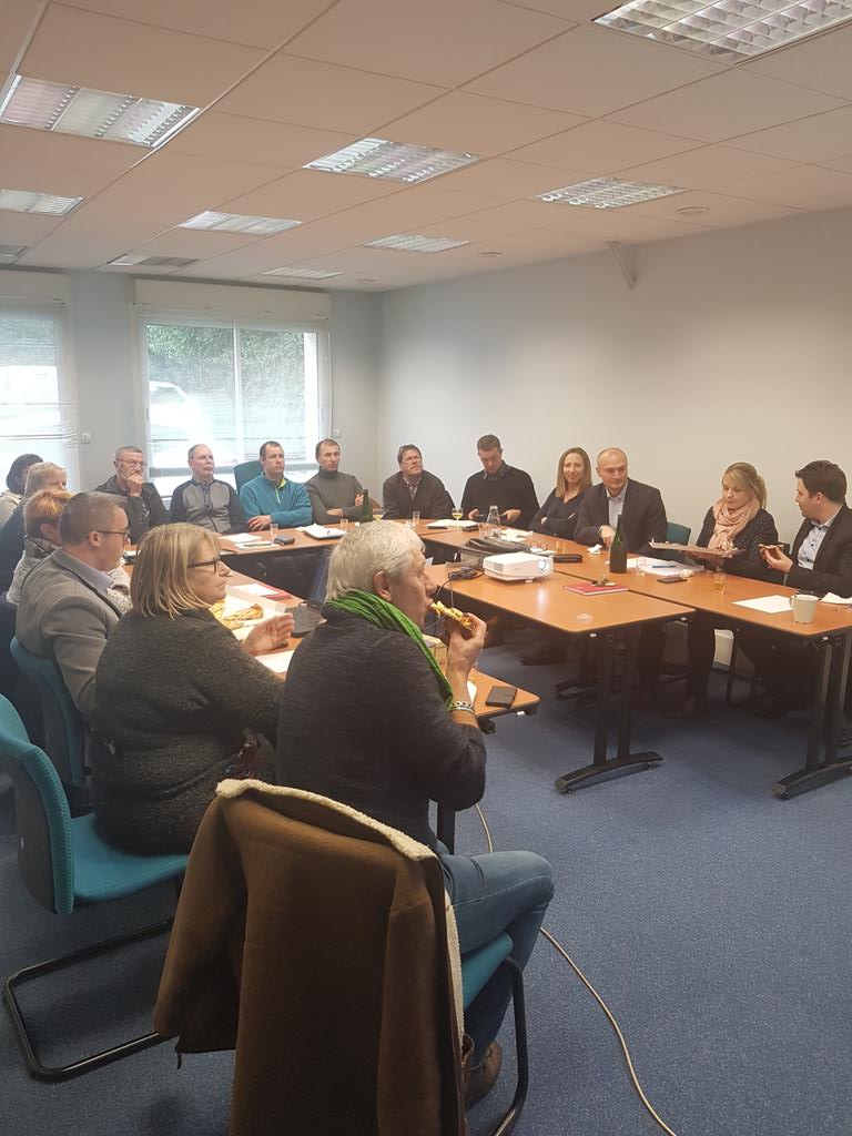 Kariger16's tweet photo. @GroupamaFd02 #dynamiquedesterritoires sur le territoire de #Hirson @AmaraldavidGNE présente l'analyse des critères socio-économiques  du territoire @Territoires_G 
A noter la forte mobilisation de nos #elus 
#synergie #osons https://t.co/McyoKp9WY4