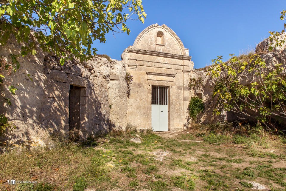 visitmatera's tweet photo. La chiesa della Madonna dei Derelitti, nota anche come chiesa “della scordata”, è una piccola cappella che si nasconde tra rocce e arbusti. 
Leggi la nostra scheda e guarda i materiali che abbiamo prodotto!  
👉🏻 https://t.co/qz7GRE2jkb https://t.co/W6FGkeCvh9