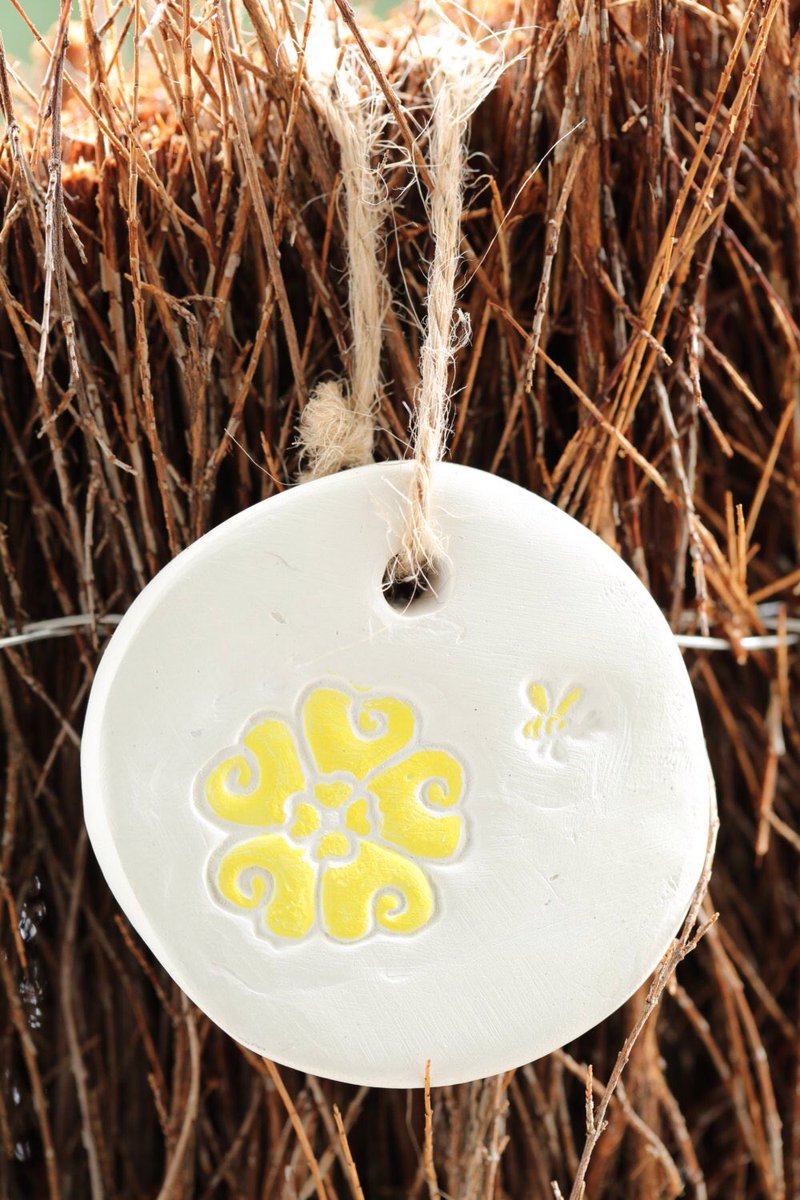 We're dreaming of spring with our Yellow Bee and Flower Hanging Decoration today #hhlunch #keepingpositive etsy.me/2RtYVze