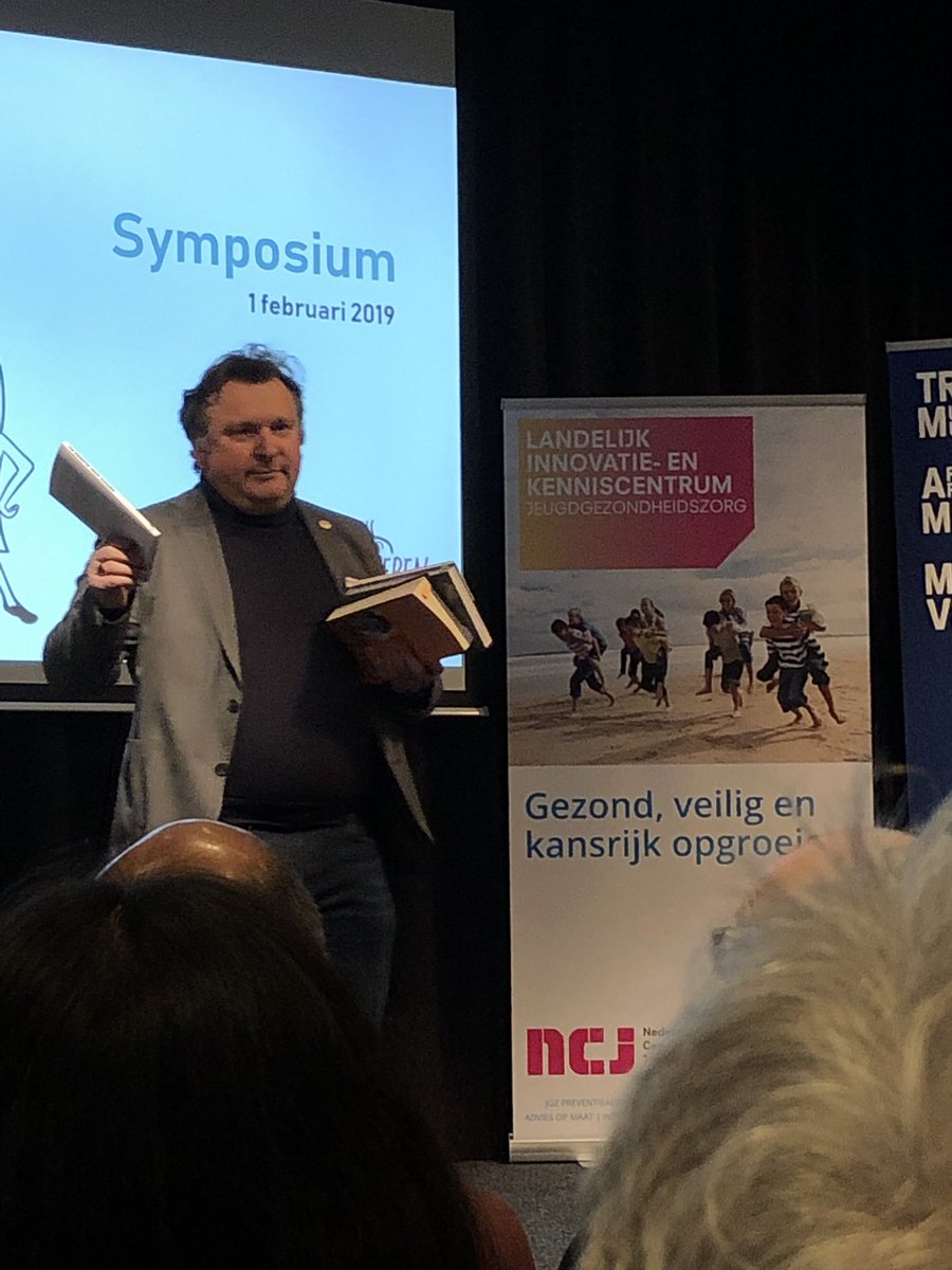 Symposium #Earlylifestress van #jgz Igor laat boeken zien die hem hebben geïnspireerd op dit gebied. Jammer dat #kiekeboem van Yael Meijer ontbreekt. Zeker een aanrader op dit gebied! <a href="/vakbladvroeg/">Vakblad VROEG</a> <a href="/nlimh/">DAIMH</a> #kindermishandeling