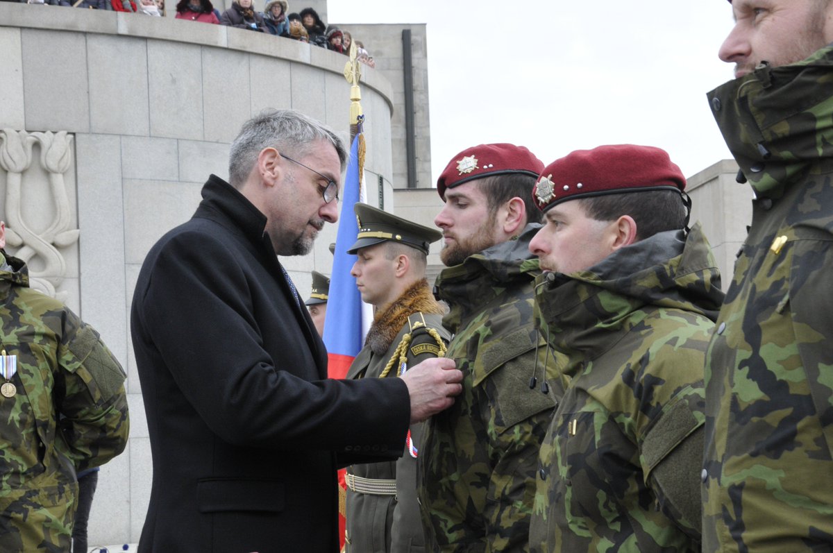 ObranaTweetuje's tweet photo. Tato zahraniční operace, známá též po zkratkou #eFP, je typickou ukázkou toho, jak funguje princip kolektivní obrany NATO - řekl na Vítkově ministr @metnarl vojákům #41mpr po jejich návratu z Litvy. Společně se ZNGŠ gen. Vernerem jim předal ocenění. #wearanato #mise https://t.co/lEyEAQdSx4