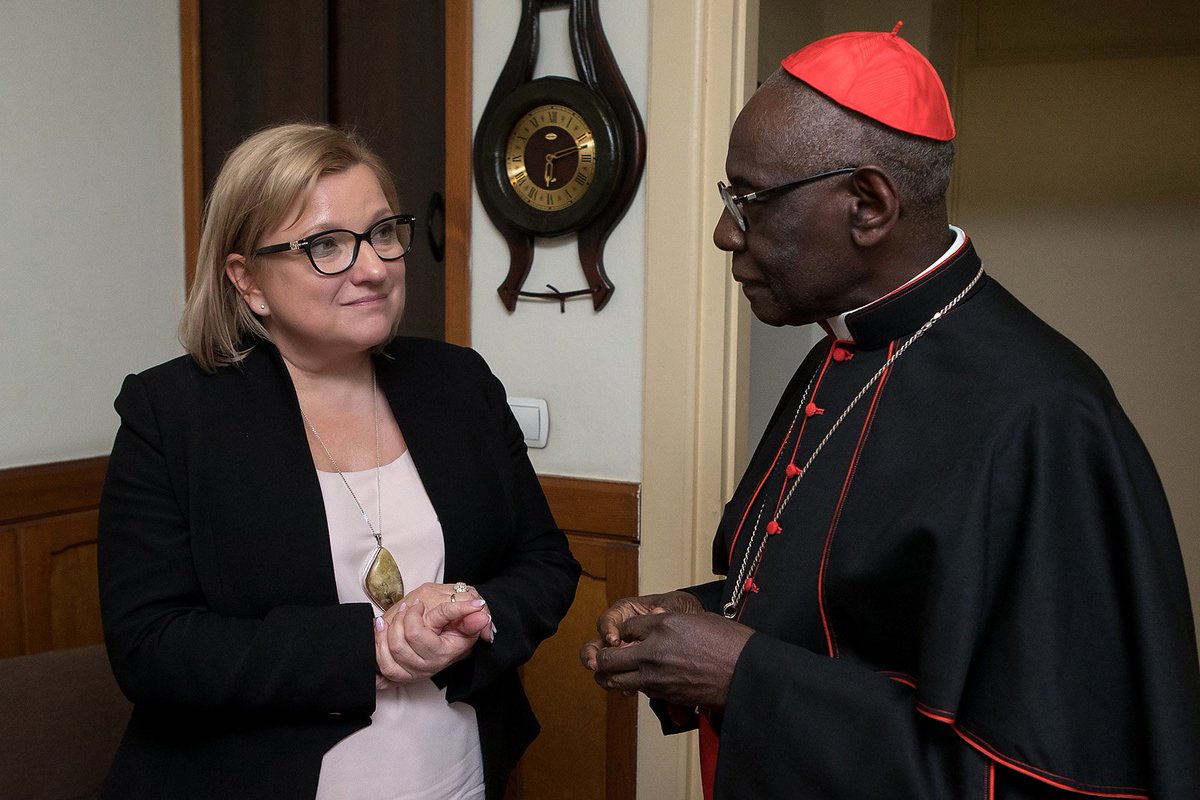 DPH_KPRM's tweet photo. @BeataKempa_KPRM podczas spotkania z Kardynałem @Card_R_Sarah z Gwinei. Rozmowa o pomocy humanitarnej w Afryce i przeciwdziałaniu migracji z Senegalu i Mali. https://t.co/Z3WFtynReW