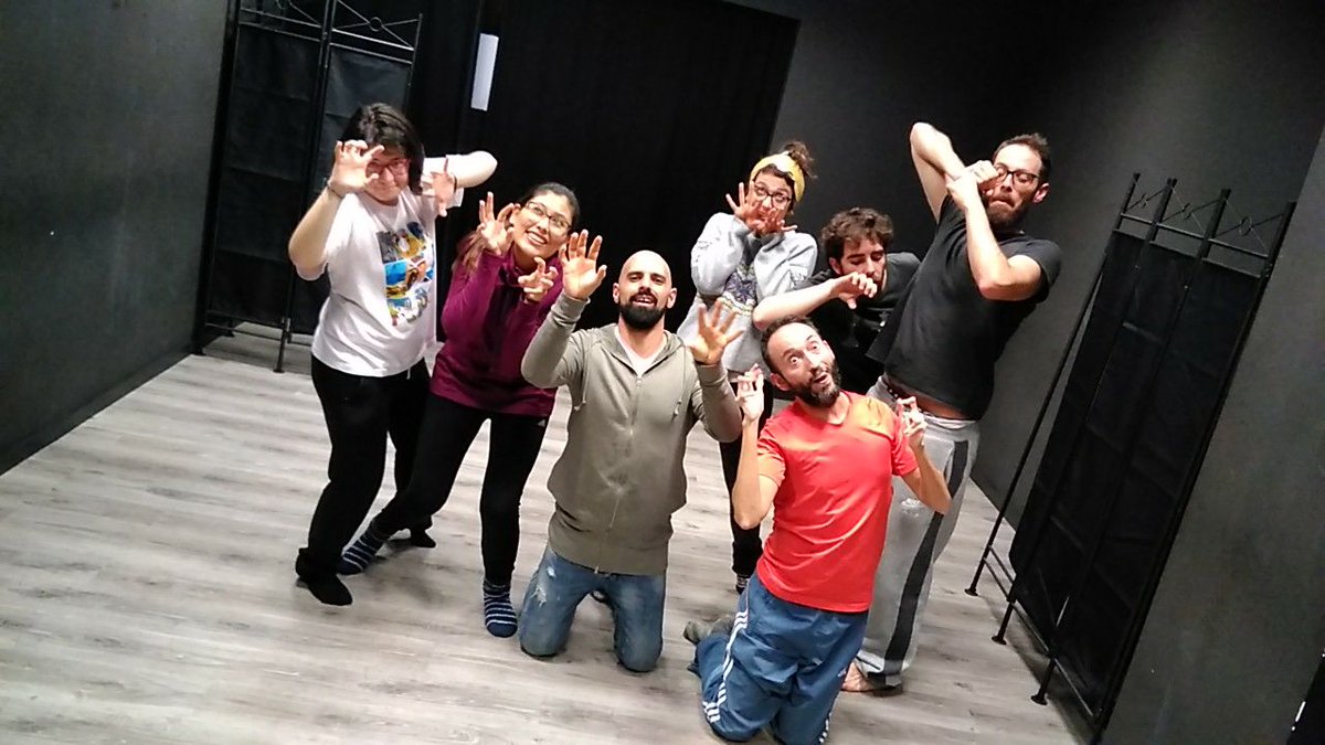 Calamburteatro's tweet photo. Mirad qué monos nuestra clase de "Gimnasio" (que son los mas veteranos de la escuela). Y como todos los jueves, impro deportiva y gestual también... ¡lo dieron todo en clase! #improvisatuvida #tienesenvidia #ylosabes https://t.co/rt32Px30Uw