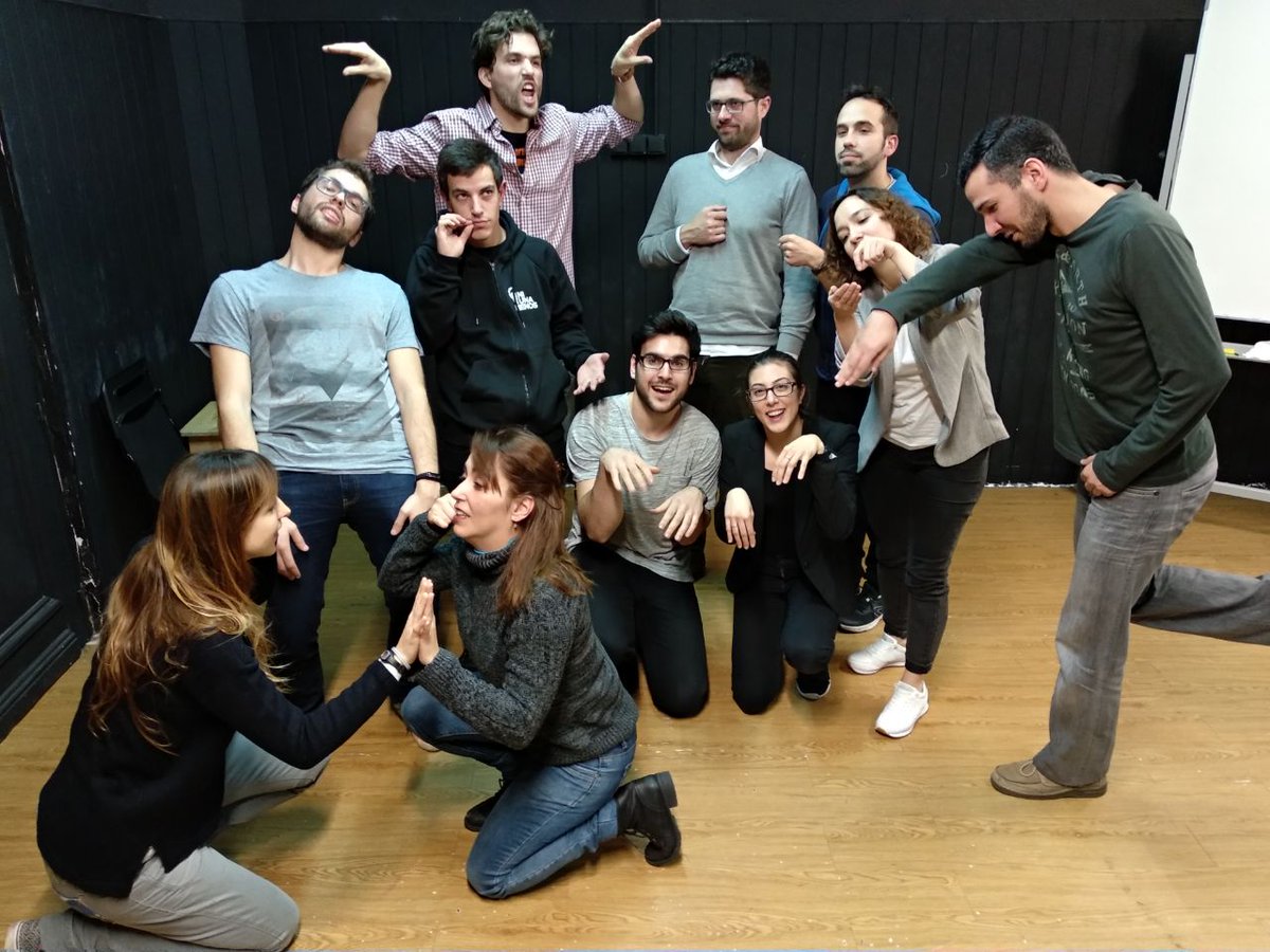 Calamburteatro's tweet photo. Mirad qué monos nuestra clase de "Gimnasio" (que son los mas veteranos de la escuela). Y como todos los jueves, impro deportiva y gestual también... ¡lo dieron todo en clase! #improvisatuvida #tienesenvidia #ylosabes https://t.co/rt32Px30Uw