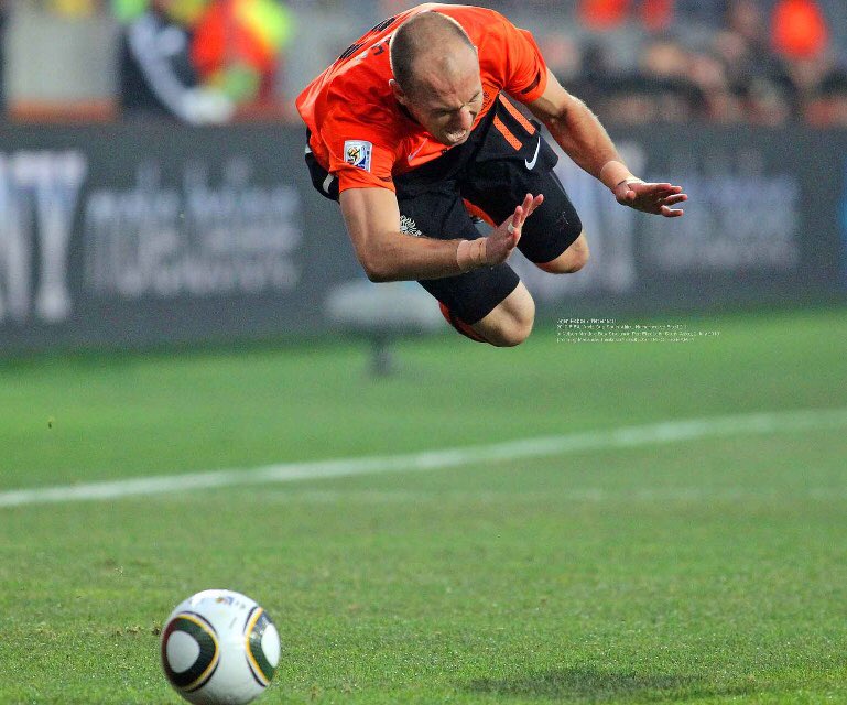 Voetbal is acrobatiek...
(Foto @tphoto2005) #Robben 
#Oranje #WK2010 #NEDBRA