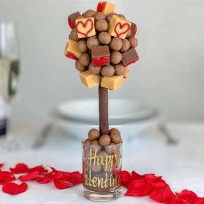 Funkyhampers's tweet photo. Share the love this year with one of our amazing range of exclusive gifts. We have a gift to suit all budgets with UK delivery 7 days a week. Add a free personal greeting to all orders and order now and schedule delivery for Valentine's Day.

https://t.co/1NaOEDALXG https://t.co/awi4mKW9jb