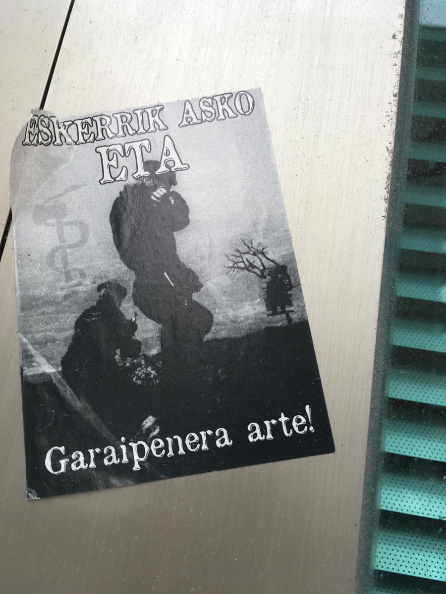 CovitePV's tweet photo. Visto en Galdácano: un cartel da las gracias a #ETA y le anima a seguir "hasta la victoria". 

Al igual que en los "viejos tiempos", en los "nuevos" se sigue dando las gracias a ETA por haber matado, herido, extorsionado, amenazado y forzado al exilio a miles de personas. https://t.co/ztOIDq7z3F