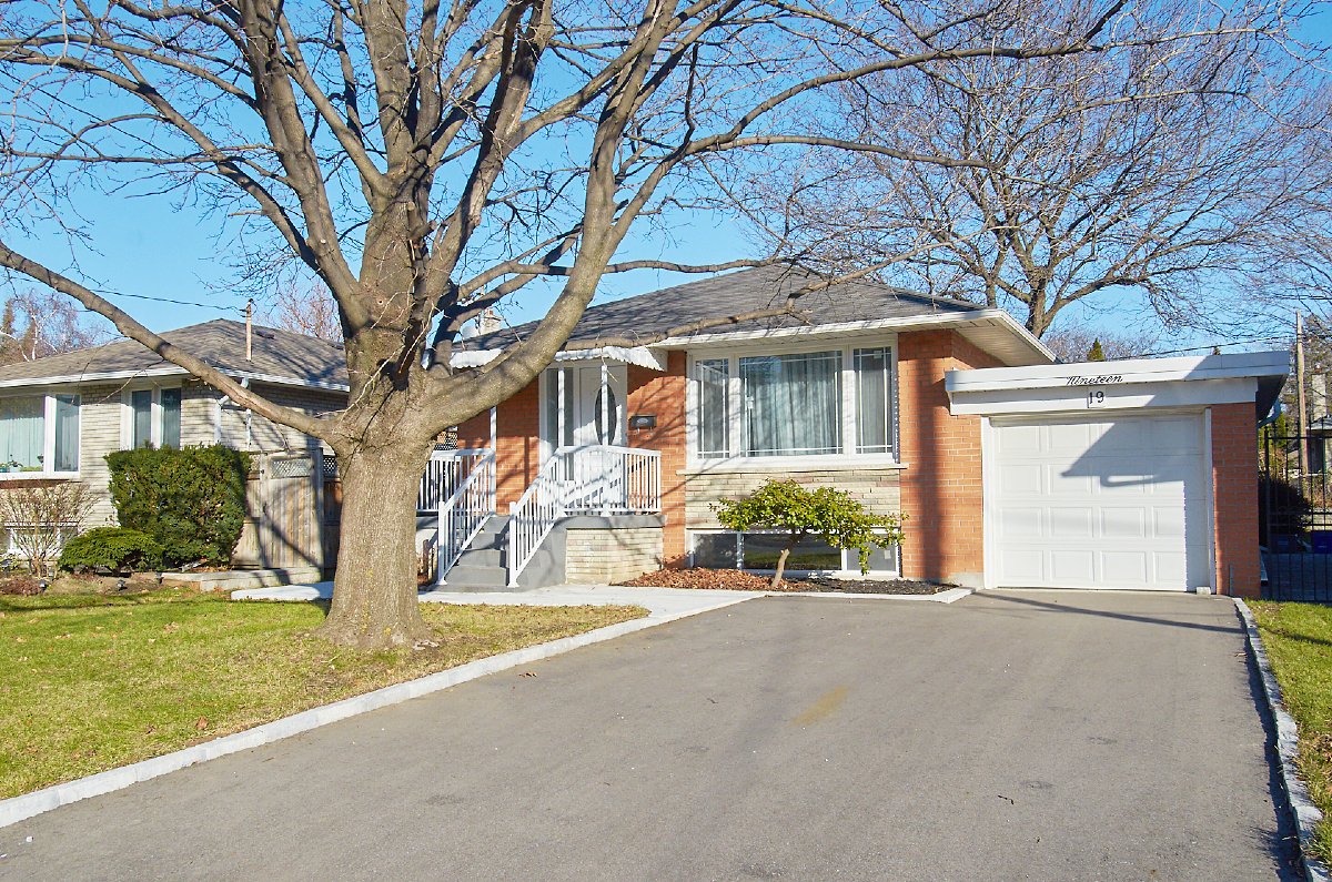 REMAXCommAgent's tweet image. Take a look at this charming home! Newly renovated! Fantastic opportunity to own a detached bungalow with a finished basement in the highly sought-after Eatonville neighbourhood with a 50-foot-wide lot! The home is in close .. dan-currie.cb1.so/9x79wt