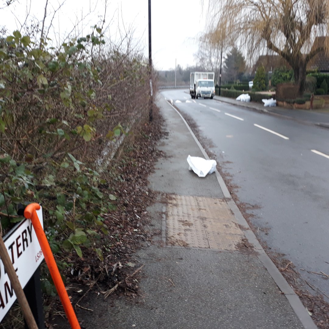 Clean_Leeds's tweet photo. The #Rothwell team have been hard at work clearing those pesky leaves and twigs from Pottery Lane footpaths. Great job team.  #Woodlesford #LEAFingTheFootpathsClear #SeeingIsBeLEAFing https://t.co/vrqgC32bgO