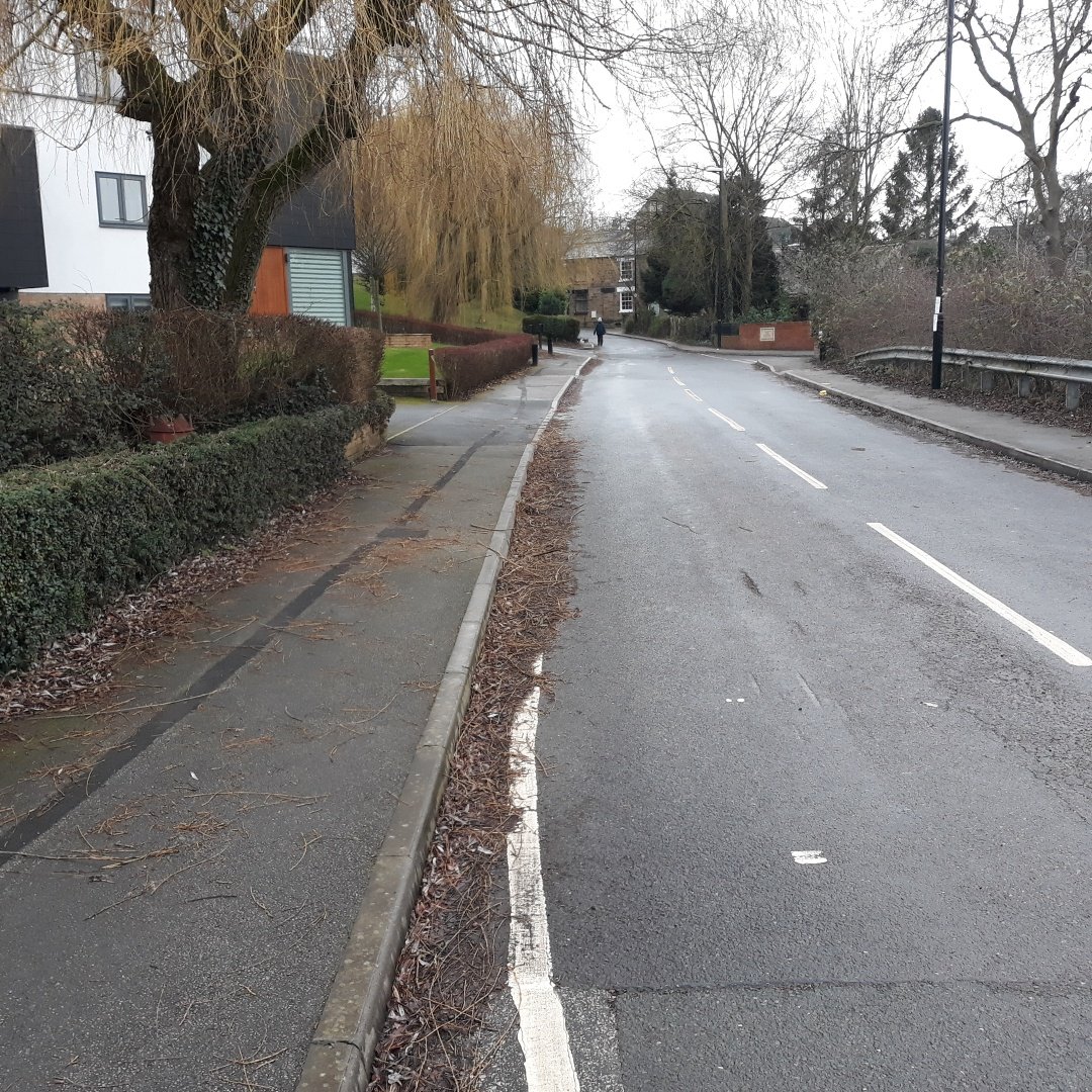 Clean_Leeds's tweet photo. The #Rothwell team have been hard at work clearing those pesky leaves and twigs from Pottery Lane footpaths. Great job team.  #Woodlesford #LEAFingTheFootpathsClear #SeeingIsBeLEAFing https://t.co/vrqgC32bgO
