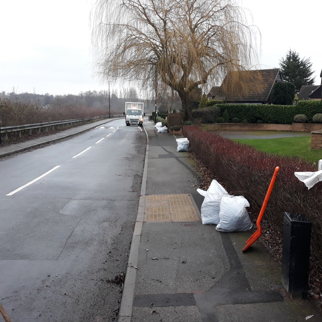 Clean_Leeds's tweet photo. The #Rothwell team have been hard at work clearing those pesky leaves and twigs from Pottery Lane footpaths. Great job team.  #Woodlesford #LEAFingTheFootpathsClear #SeeingIsBeLEAFing https://t.co/vrqgC32bgO