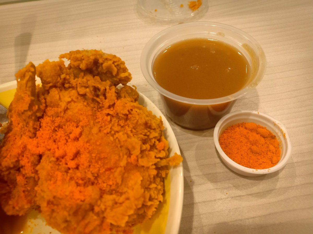 sherrwiinn's tweet photo. #Jollibee serves extra spicy/chili powder if you ask for it. 

#Lagablab ateeeeee https://t.co/ynMq2DO18a