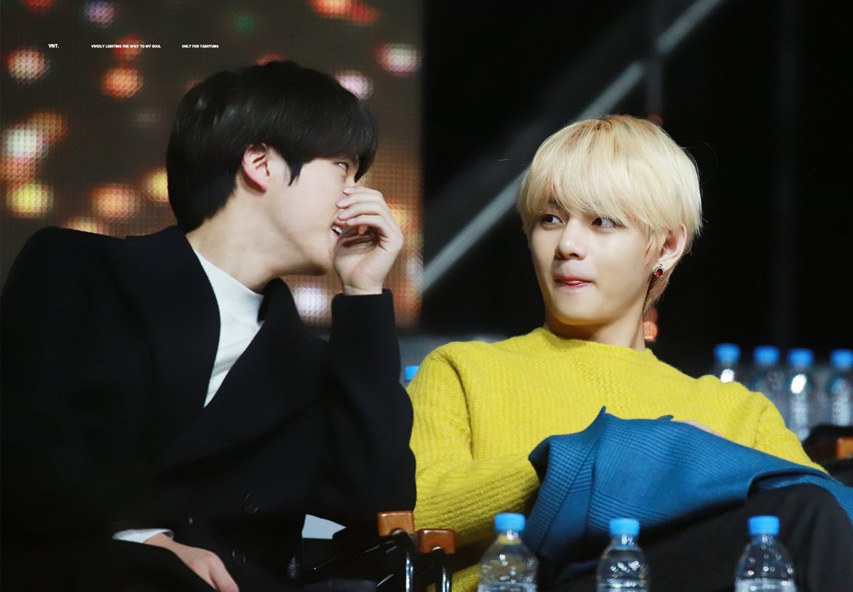 TaejinTurkey's tweet photo. Seokjin Taehyung'a ne söyledin? 😅💜

#TaeJin https://t.co/gwGQMFxXwP