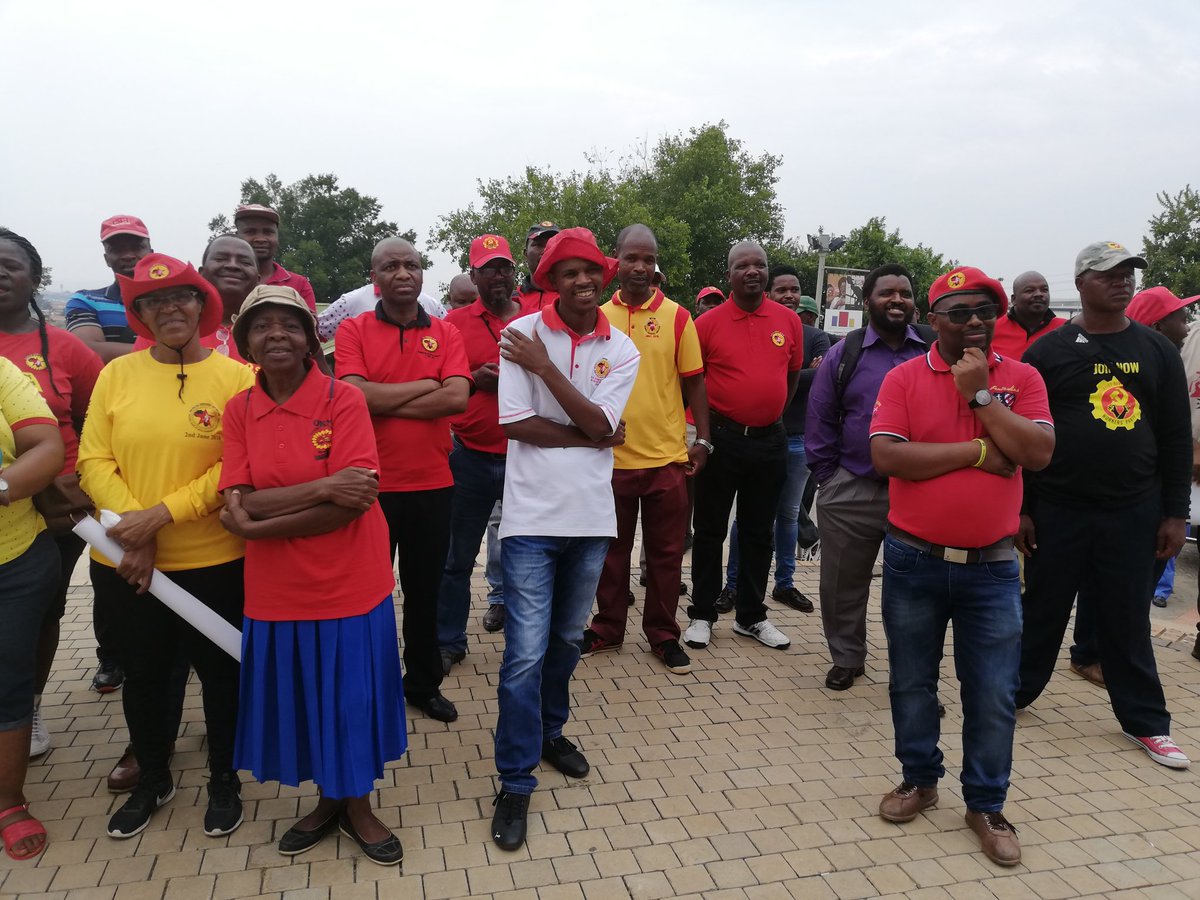 Numsa_Media's tweet photo. The .@MYANC is looting @Eskom_SA through the #Ipp project. They have destroyed the SOE now they are trying to sell it to the highest bidder through Privatization. They must be stopped. 
#DownWithPrivatization
#SaveEskom
.@SAFTU_media
.@fawu_media https://t.co/9iIsg81YVN