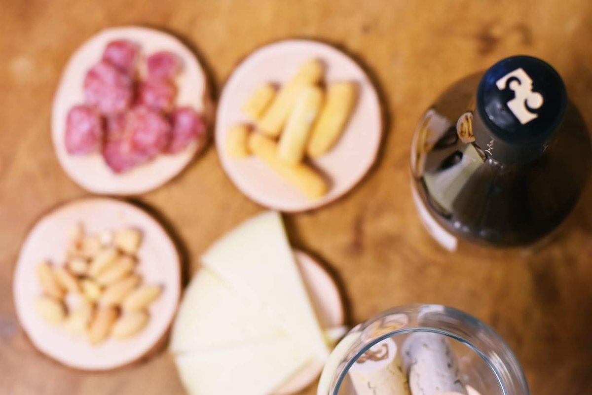 Febrero entra de lleno y qué mejor que empezarlo con una copa de #Licinia y un maridaje sencillo pero perfecto 🍷