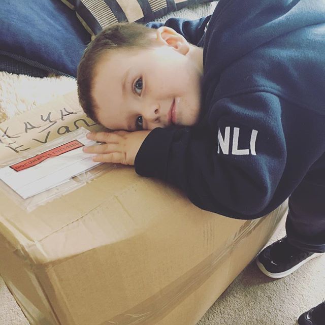 SleepyOwlDesign's tweet photo. • S N O W  D A Y •
Lol I do love an impromptu snow ❄️ day ⛄️ but also grateful for the delivery man making it as promised 👏🏼 winning!!! #fridayfeels #snowday #mumlife #smallbusinessowner #mompreneur #deliveryday #etsysellersofinstagram #workingmumlife … https://t.co/z80WraAx8V