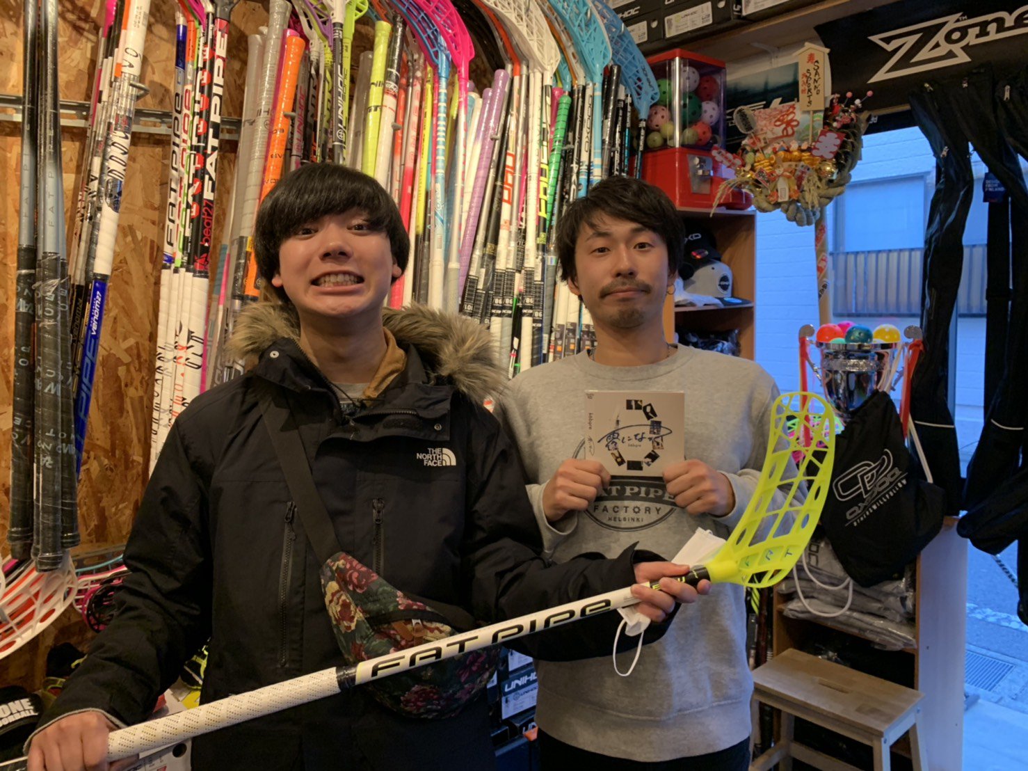 Sanno Sports フロアボールショップ Kobore コボレ 本日 Koboreのgt Vo 佐藤 赳くんが遊びに来てくれました 先週に1stフル アルバム 零になって をリリースしたばかりのkobore 彼は なんとu19フロアボール日本代表選 T Co