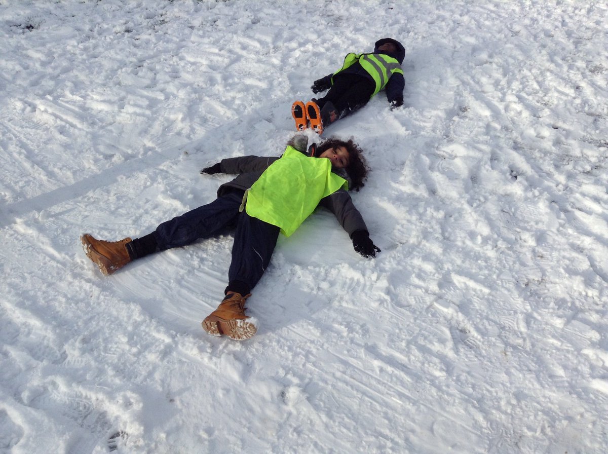 SColley_LPS's tweet photo. Year 1 made the most of the snow and had lots of fun in Victoria Park! Great experiential learning making a snowman, snow angels and having a snowball fight! We also improved our fitness playing tag and stuck in the snow! @LansdownePS https://t.co/0FKigLmctq