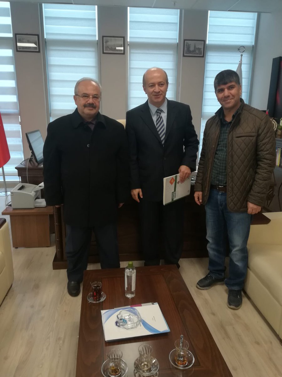 msamihoca's tweet photo. Şube Yönetim Kurulumuzla,

İİBF Dekanı olarak görevlendirilen 
Sn Prof Dr Murat Demir Beyi
ziyâret ederek,
Fikir alışverişinde bulunduk;
Değerli Hocamıza
Görevinde başarılar diledik.

Bu güzel ve samimî sohbet için teşekkür ediyoruz. 
@_aliyalcin_ @Mehmet_s_celik @yekta_sarac https://t.co/YCvFUfwCEi