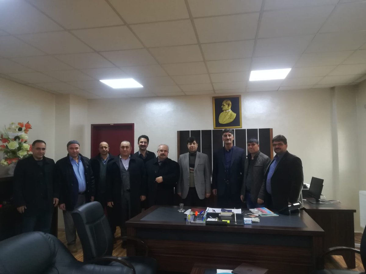 msamihoca's tweet photo. Şube Yönetim Kurulumuzla,

Fen Edb. Fak. Dekanı olarak görevlendirilen 
Sn Prof Dr Ekrem Bektaş hocamızı
ziyâret ederek,
Fikir alışverişinde bulunduk;
Görevinde başarılar diledik.

Bu güzel ve samimî sohbet için teşekkür ediyoruz. 
@_aliyalcin_ @Mehmet_s_celik @yekta_sarac https://t.co/QrAxt2JKeU