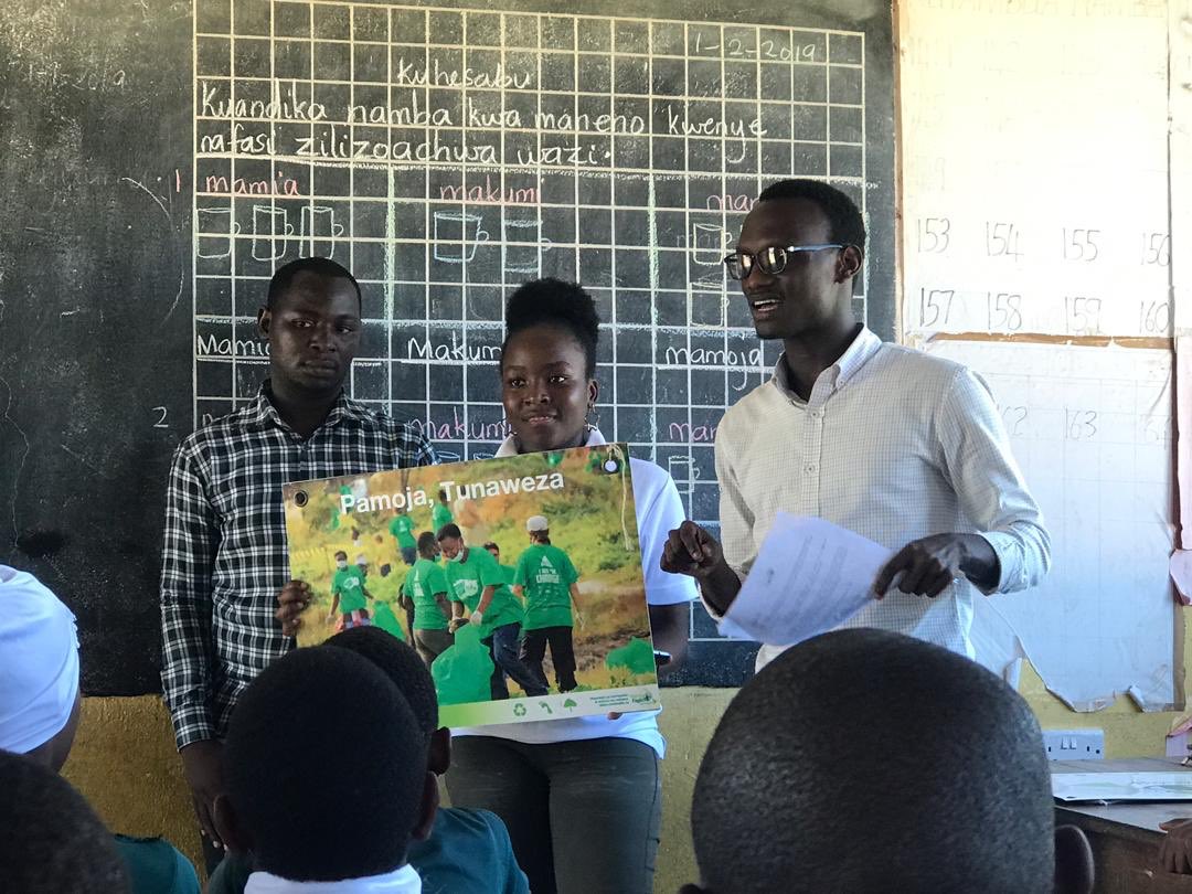 Rotaractkairuki's tweet photo. Today as Rotaract Kairuki were teaching students from Mbuyuni primary school on the importance of waste management and recycling. A project done by our mother club @RotaryOysterbay in collaboration with Nipe fagio @NipeFagio and it will go on for four weeks consecutively. https://t.co/EPJAOGbJuB