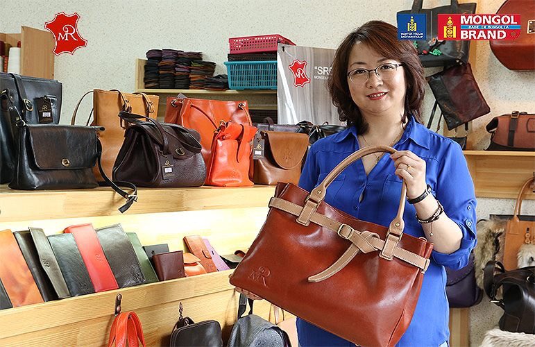 Идэвхтэй жиргээд сар боллоо би. Дагагч олонтой болох хэрэгтэйг ойлгов. Тиймээс үндэсний үйлдвэрлэл хөгжөөсэй гэж хүсдэг, дэмждэг, өрөвддөг, өмөөрдөг,зөвлөдөг  загнадаг, шүүмжилдэг хэн ч байсан намайг дагаад санаа бодлоо хуваалцаж байгаарай🤗🙈.