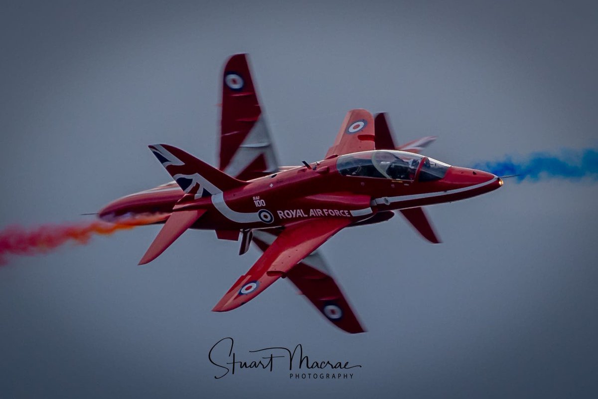 stu_macraephoto's tweet photo. #redarrows #syncropair #sias18 #raf #royalairforce https://t.co/yJTycLVCNe
