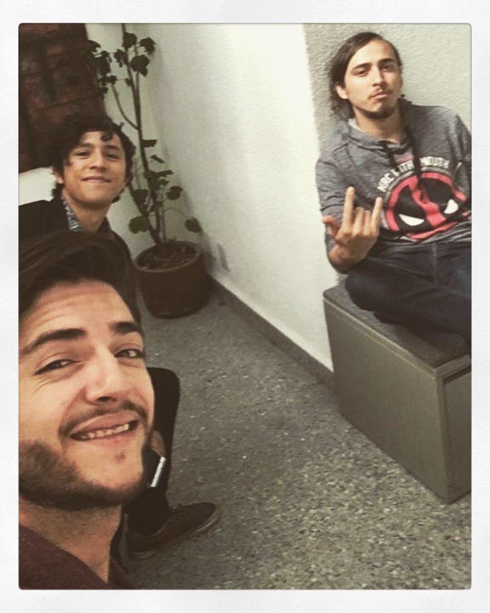 TheSmilesMx's tweet photo. Ensayos generales para entrar al estudio a grabar lo nuevo!
Felices de lo que este 2019 tiene deparado para nosotros y nosotros para ustedes! 
Estaremos trabajando con la gran experiencia de  @gasusiqueiros y @pin8rock Muchas gracias por todo el apoyo @titocar61 @televisa !! https://t.co/ZVbuPD8xrP