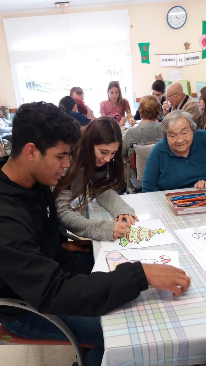 IESANTJORDI's tweet photo. Compartim les experiències de tota una vida en el projecte comunitari de 4t d'ESO amb els usuaris del Casal de la Gent Gran de can Rafart i els residents de la Fundació Hospital Sant Pere. Aprenem dels nostres grans! ❤️ #iesantjordi #projectecomunitari https://t.co/rHbeLJqMOG