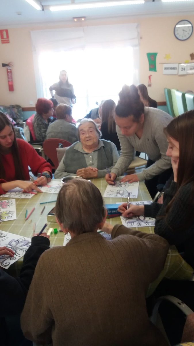 IESANTJORDI's tweet photo. Compartim les experiències de tota una vida en el projecte comunitari de 4t d'ESO amb els usuaris del Casal de la Gent Gran de can Rafart i els residents de la Fundació Hospital Sant Pere. Aprenem dels nostres grans! ❤️ #iesantjordi #projectecomunitari https://t.co/rHbeLJqMOG