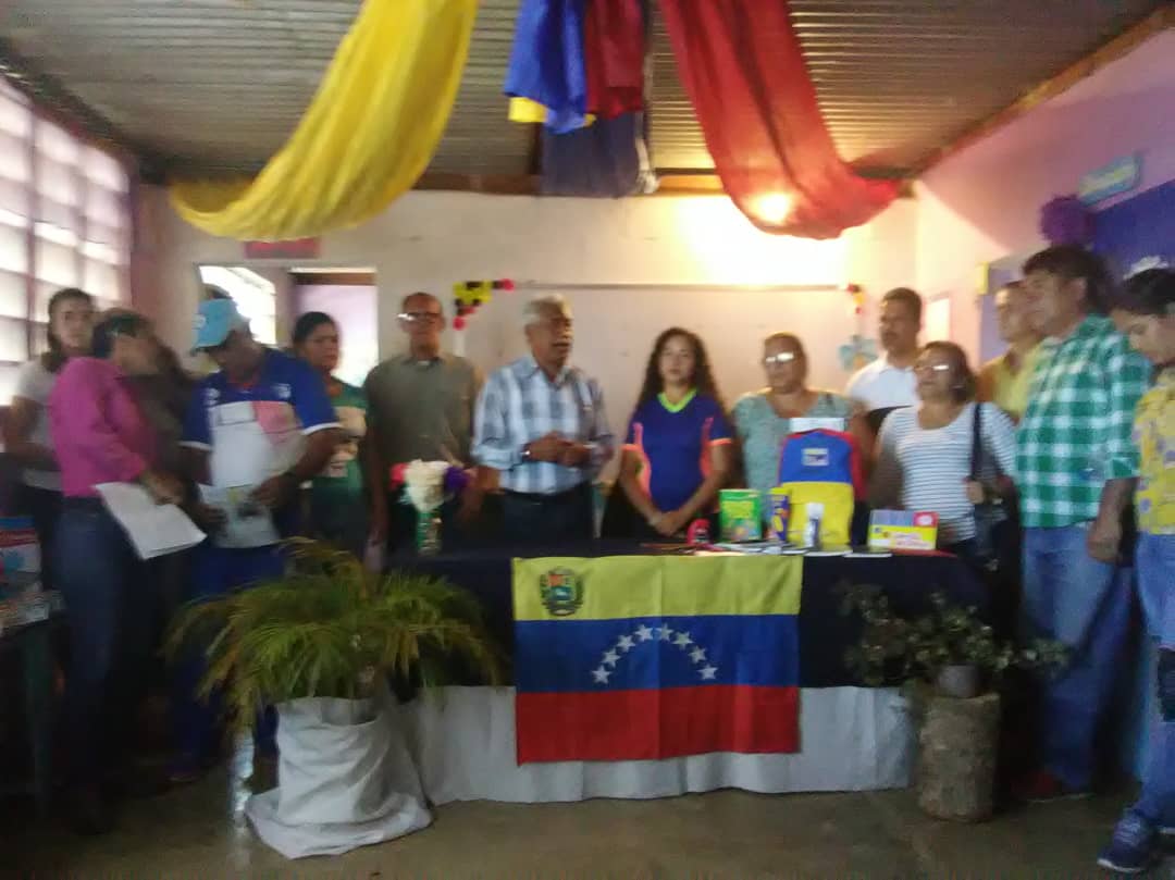 📚📒🖍👓| Entrega de #MorralesEscolares y #Lentes a estudiantes del #TallerLaboral de Educacion Especial en municipio #Páez. #FebreroRebeldeEnRevolución <a href="/NicolasMaduro/">Nicolás Maduro</a> <a href="/rafaelcalles/">Rafael Calles</a> @MPPEDUCACION @psuvaristobulo <a href="/AlexisCedres2/">Alexis Cedres</a>
