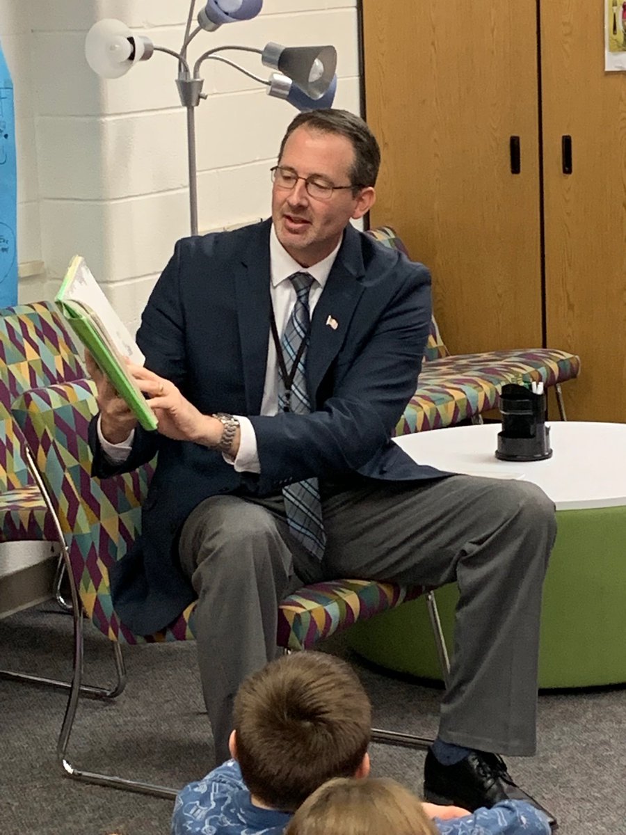 PleasantUnionYR's tweet image. Drew Cook shares the Giving Tree w 5th Grade #PUEGlobal #Joy4 Learning ⁦@ParticipateLrng⁩ ⁦@WCPSS⁩ ⁦@drewcook50⁩ ⁦@krbiles⁩