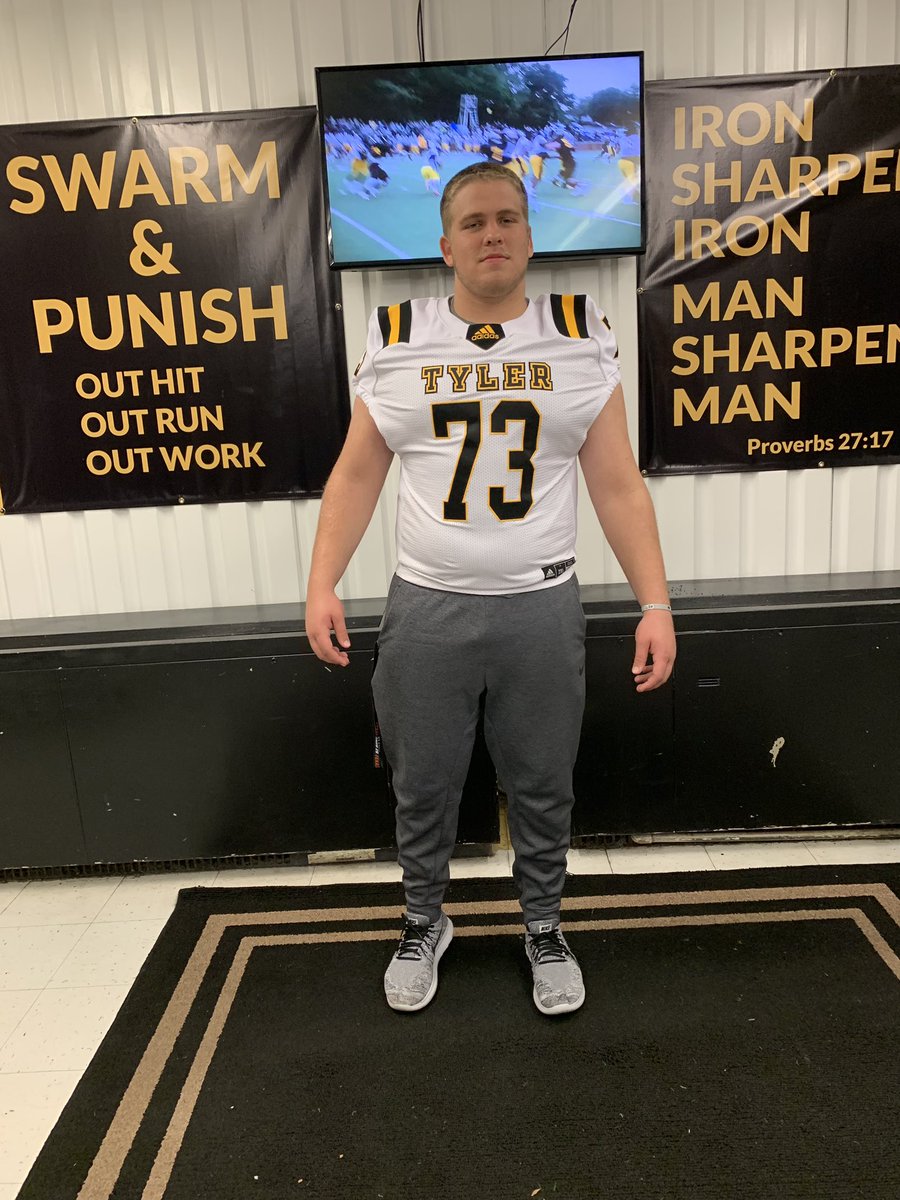 CoachDBrooks51's tweet image. I would like to  announce that I’ll be continuing my academic and football career at Tyler Junior College ⚫️🔸#feathersup #ApacheStrong