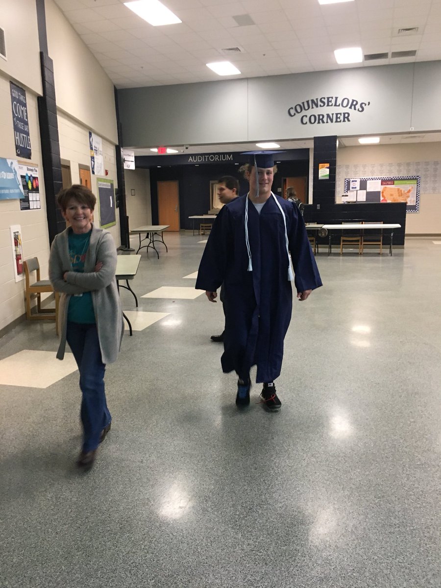 HHS_Huskies's tweet photo. This is what we are here for. Great way to end the week. #greatsendoff https://t.co/vNxG0Sh5YE
