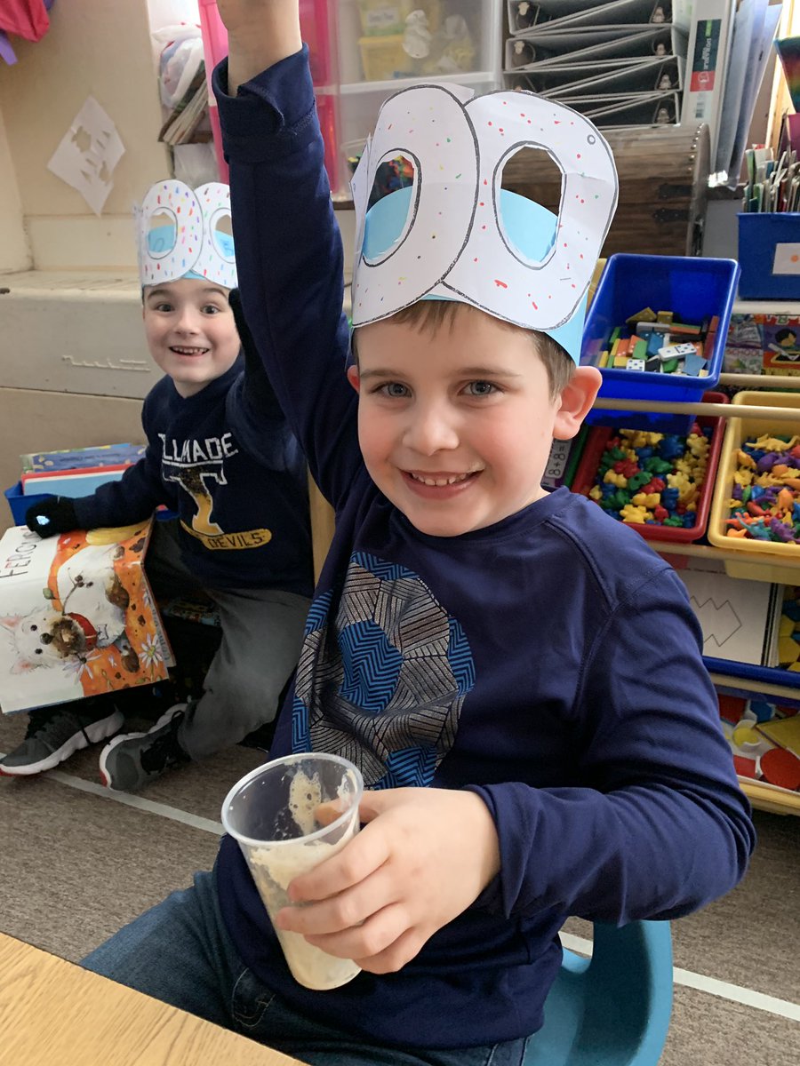 Lenkey_DiFalco's tweet image. Finishing up our unit on matter with some fun (and delicious) experiments! #rootbeerfloats #solidliquidgas